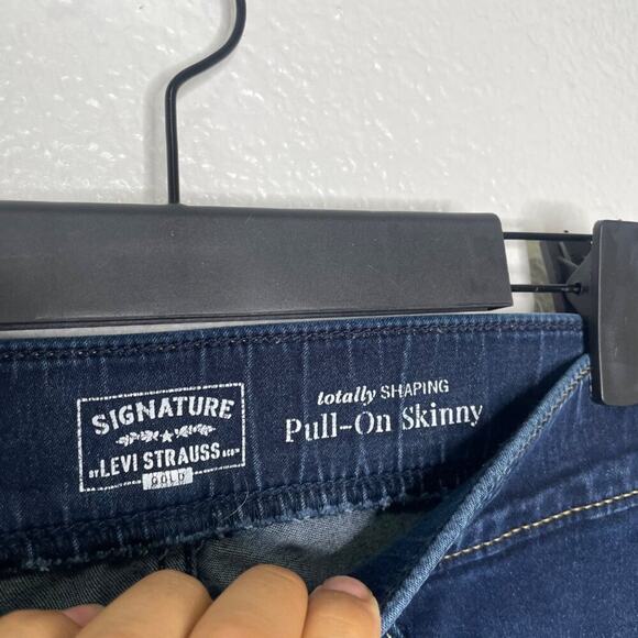 Signature Levis Womens Jeans Size 30 Blue Totally Shaping Pull On Skinny Leg - Picture 3 of 15
